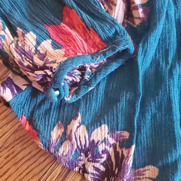 Adorable wrap top - Picture 2 of 3